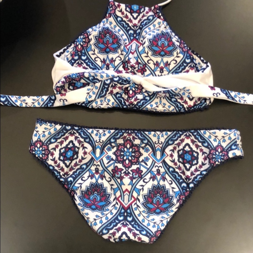 Beautiful Bikini!! - Picture 2 of 4